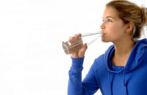 tomar agua con el estómago vacío