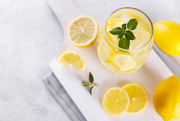 Beneficios de beber agua y limón antes de dormir