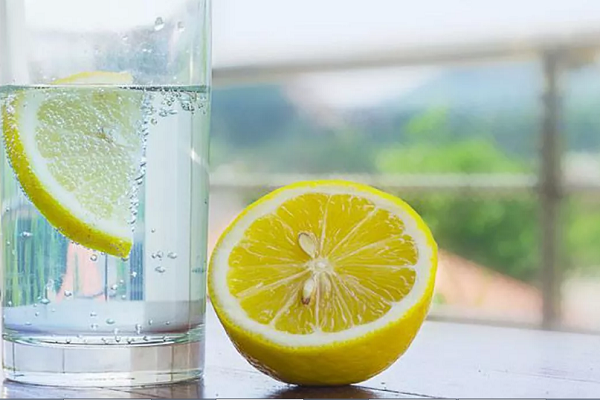 Beneficios de beber agua y limón antes de dormir